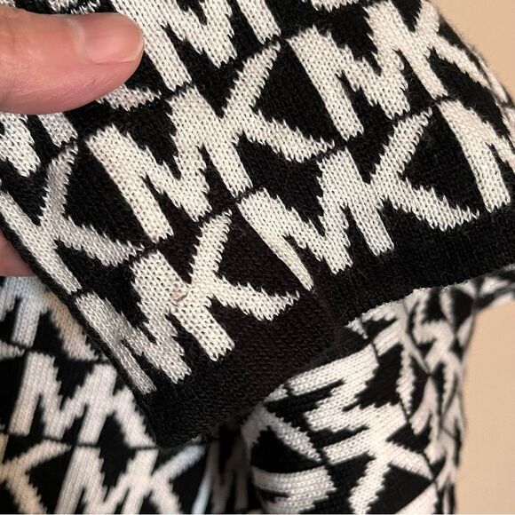 MICHAEL Michael Kors Black and White MK Knit Scarf - Picture 6 of 7